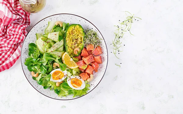 Sarapan Diet Ketogenik Salad Salmon Asin Dengan Sayuran Mentimun Telur — Stok Foto