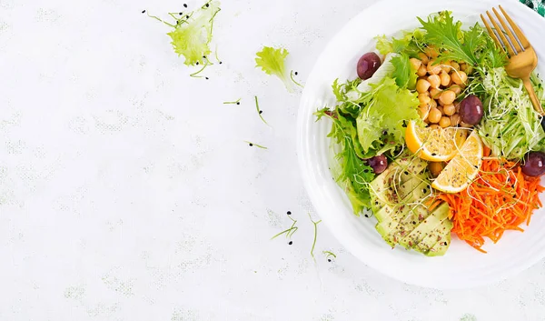 素食沙拉佛碗菜与鹰嘴豆 胡萝卜 奇亚种子 生菜沙拉和橄榄 健康的饮食趋势 超级食品 顶视图 复制空间 — 图库照片
