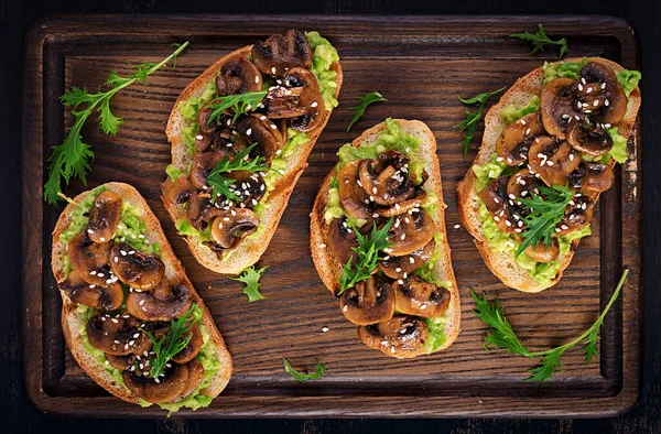 Bruschetta Sandwich Avocado Ciuperci Prăjite Susan Placă Lemn Mâncare Vegetariană — Fotografie, imagine de stoc