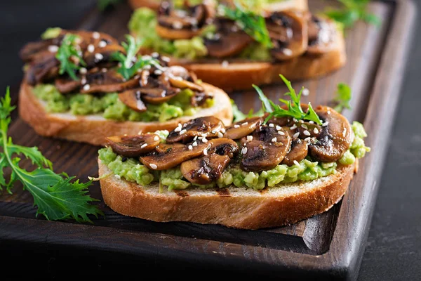 Bruschetta Sandwich Avocado Ciuperci Prăjite Susan Placă Lemn Mâncare Vegetariană — Fotografie, imagine de stoc