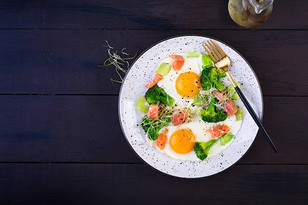 Dieta Cetogénica Paleo Huevos Fritos Salmón Brócoli Microverde Keto Desayuno —  Fotos de Stock