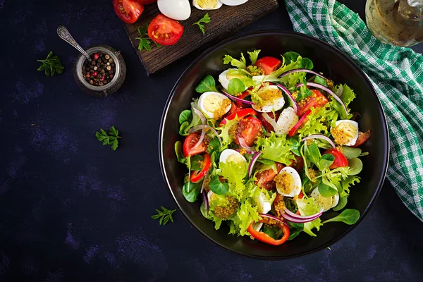 Sebzeli taze salata, domates, kırmızı soğan, marul ve bıldırcın yumurtası. Sağlıklı gıda ve diyet konsepti. Vejetaryen yemeği. Üst görünüm, genel görünüm