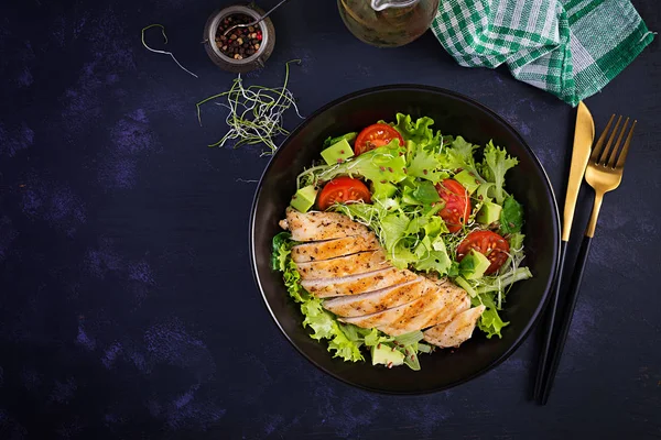 鸡肉烤片 新鲜西红柿和鳄梨 健康食品 健怡饮食 饮食午餐的概念 Keto Paleo饮食菜单 — 图库照片