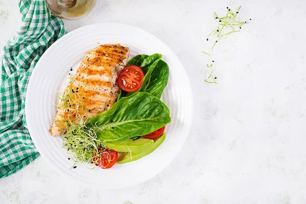 Salata Taze Domates Avokado Ile Izgara Tavuk Filetosu Sağlıklı Yiyecekler — Stok fotoğraf