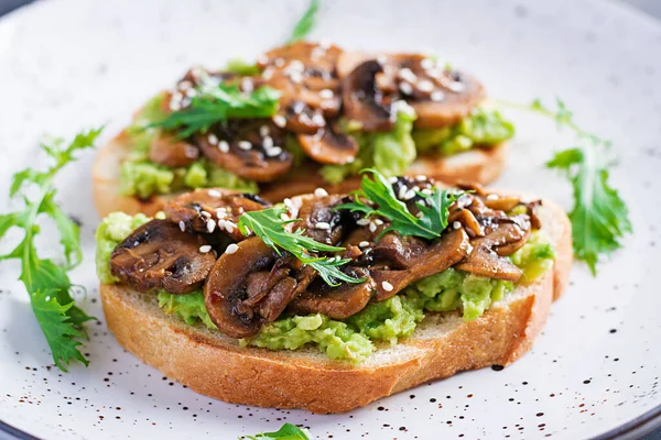 Bruschetta Sandwich Avocado Ciuperci Prăjite Susan Masă Albă Mâncare Vegetariană — Fotografie, imagine de stoc