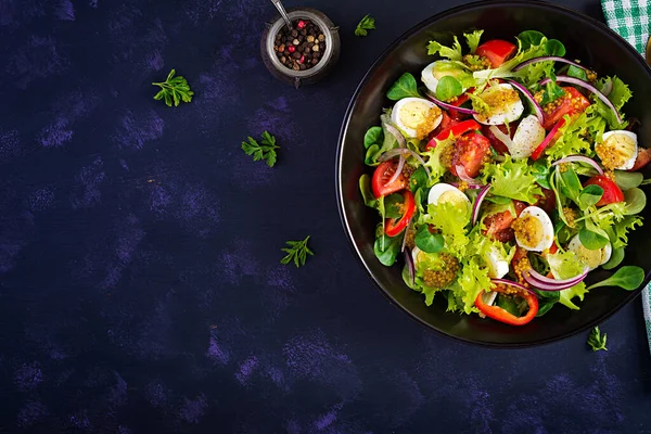 野菜トマトと新鮮なサラダ 赤玉ねぎ レタスとウズラの卵 健康的な食べ物や食事の概念 ベジタリアンフード トップビュー オーバーヘッド — ストック写真