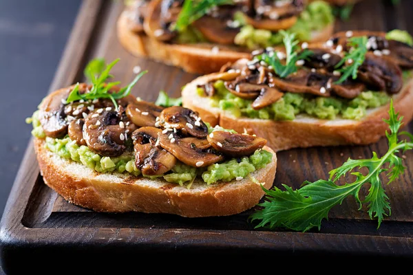 Bruschetta Sandwich Met Avocado Gebakken Champignons Sesam Een Houten Plank — Stockfoto