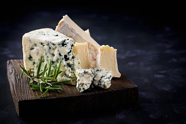 Käse Auf Holzbrettern Camembert Und Dorblu Auf Holzgrund Milchprodukte — Stockfoto