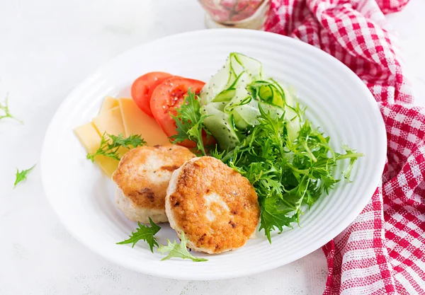 Prânz Ketogenic Burger Pui Roșii Castraveți Brânză Salată Arugula Fără — Fotografie, imagine de stoc