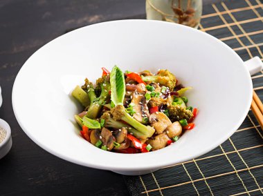 Sebzeleri mantar, biber, kırmızı soğan ve brokoli ile karıştır. Sağlıklı yiyecekler. Asya mutfağı.