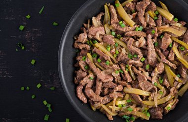 Biftek, soya soslu biftek ve Asya usulü salatalık turşusu. Üst görünüm, genel görünüm, düz görünüm