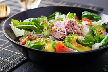 Marullu ton balığı salatası, vişneli domates, avokado ve kırmızı soğanlı. Sağlıklı yiyecekler. Fransız mutfağı..