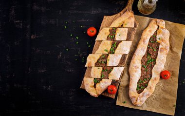 Kıymalı Türk pidesi, Kiymali Pide. Geleneksel Türk mutfağı. Etli Türk pizzası. Üst görünüm, genel görünüm