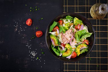 Marullu ton balığı salatası, vişneli domates, avokado ve kırmızı soğanlı. Sağlıklı yiyecekler. Fransız mutfağı. Üst görünüm, kopyalama alanı, düz uzanma