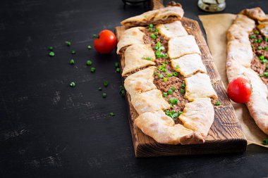 Kıymalı Türk pidesi, Kiymali Pide. Geleneksel Türk mutfağı. Etli Türk pizzası..