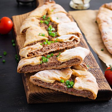 Kıymalı Türk pidesi, Kiymali Pide. Geleneksel Türk mutfağı. Etli Türk pizzası..