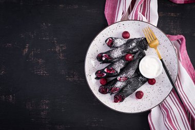 Ricotta ve kirazlı tatlı krepler. Siyah krep. Kahvaltıda. Üst görünüm, alanı kopyala