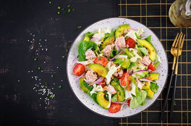 Marullu ton balığı salatası, vişneli domates, avokado ve kırmızı soğanlı. Sağlıklı yiyecekler. Fransız mutfağı. Üst görünüm, kopyalama alanı, düz uzanma