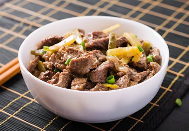 Biftek, soya soslu biftek ve Asya usulü salatalık turşusu..