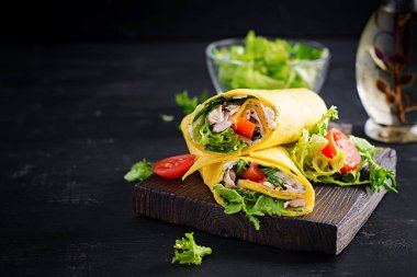 Tavuklu taze tortilla ve tahta tahtada taze sebzeler. Tavuk dürüm. Meksika mutfağı. Boşluğu kopyala