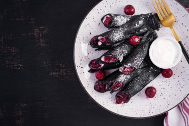 Ricotta ve kirazlı tatlı krepler. Siyah krep. Kahvaltıda. Üst görünüm, alanı kopyala