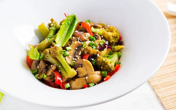 Roerbak Groenten Met Champignons Paprika Rode Uien Broccoli Gezond Eten — Stockfoto