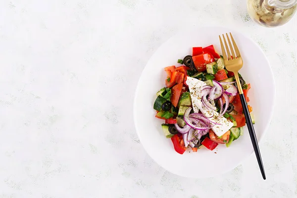 时髦的沙拉 希腊沙拉 新鲜蔬菜 奶酪和黑橄榄 健康均衡的饮食 顶部视图 — 图库照片