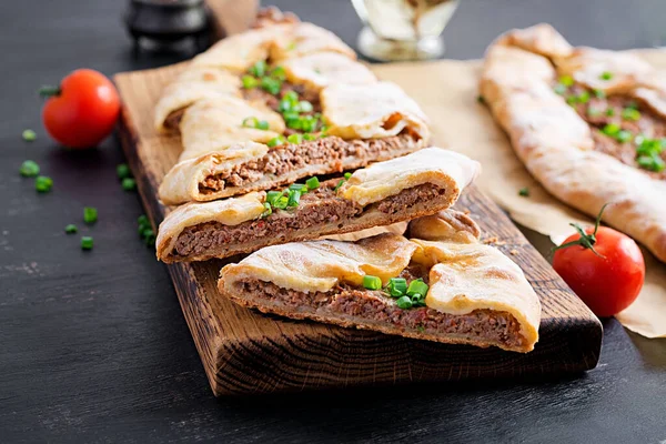 土耳其松木与切肉 Kiymali Pide 传统的土耳其菜 土耳其比萨配肉 — 图库照片