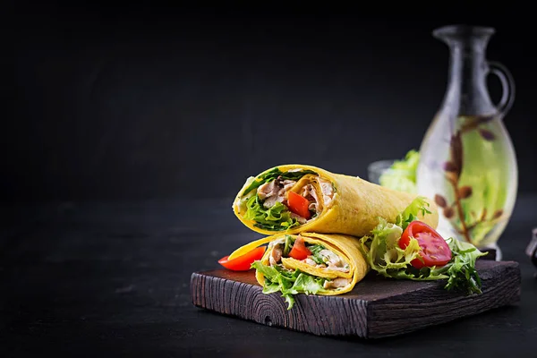新鮮なトルティーヤは 木製のボード上の鶏や新鮮な野菜で包みます チキンブリトー メキシコ料理 スペースのコピー — ストック写真