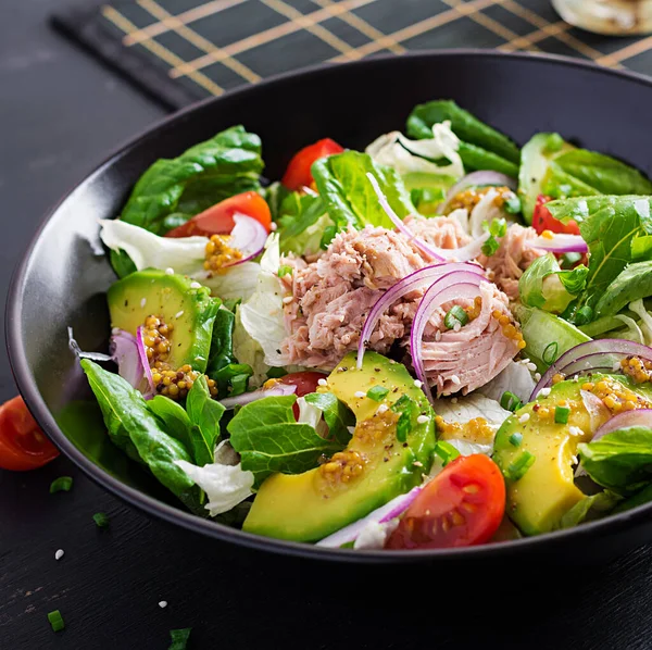 Tuna Fish Salad Lettuce Cherry Tomatoes Avocado Red Onions Healthy — Stock Photo, Image