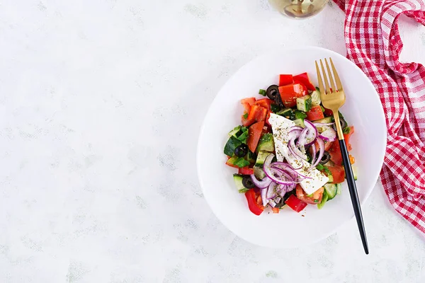 유행하는 샐러드 올리브와 그리스 샐러드 균형잡힌 위에서 내려다보면 — 스톡 사진