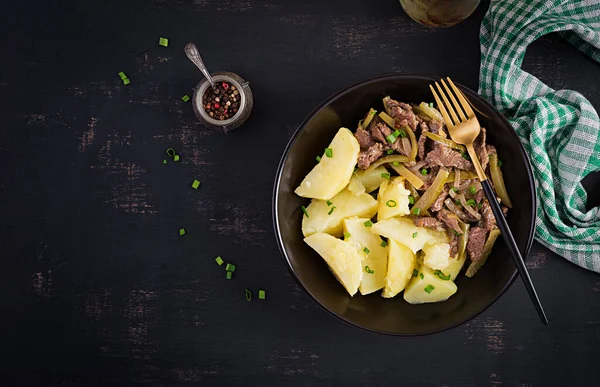 Carne Vaca Guisada Pedaços Carne Cozida Com Pepino Conserva Estilo — Fotografia de Stock