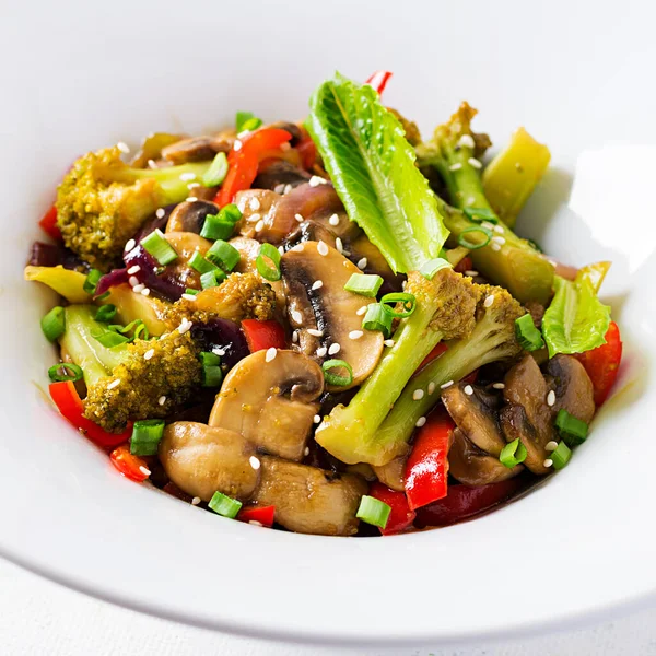 Roerbak Groenten Met Champignons Paprika Rode Uien Broccoli Gezond Eten — Stockfoto