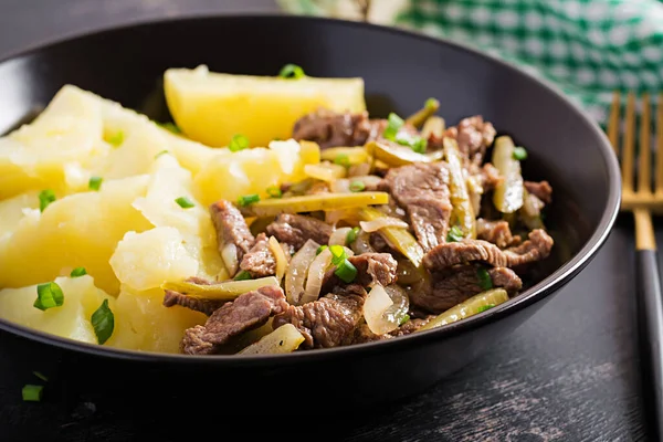 Carne Estofada Trozos Carne Estofada Con Pepino Escabeche Estilo Ruso —  Fotos de Stock