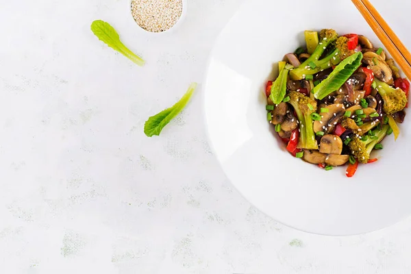 用蘑菇 红洋葱和西兰花炒蔬菜 健康食品 亚洲菜 顶视图 — 图库照片
