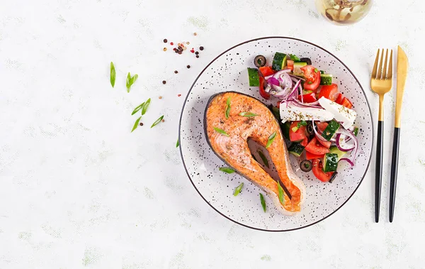 Кетогенный Обед Запеченный Лосось Украшенный Греческим Салатом Здоровый Ужин Диета — стоковое фото