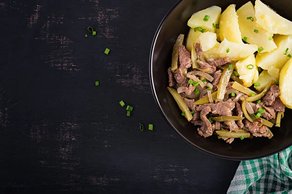 Carne Estofada Trozos Carne Estofada Con Pepino Escabeche Estilo Ruso —  Fotos de Stock