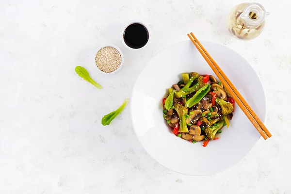 Mélanger Les Légumes Avec Les Champignons Paprika Les Oignons Rouges — Photo