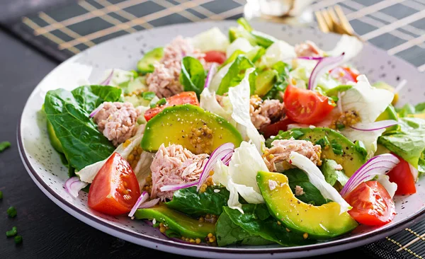 Salada Atum Com Alface Tomate Cereja Abacate Cebola Vermelha Comida — Fotografia de Stock