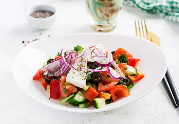 Ensalada Moda Ensalada Griega Con Verduras Frescas Queso Feta Aceitunas —  Fotos de Stock