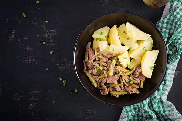 Gräddbiff Köttbitar Stuvade Med Inlagd Gurka Rysk Stil Nötstroganoff Och — Stockfoto