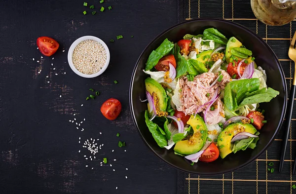 Insalata Pesce Tonno Con Lattuga Pomodorini Avocado Cipolle Rosse Cibo — Foto Stock