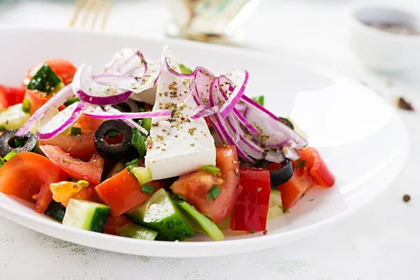时髦的沙拉 希腊沙拉 新鲜蔬菜 奶酪和黑橄榄 健康均衡饮食 — 图库照片