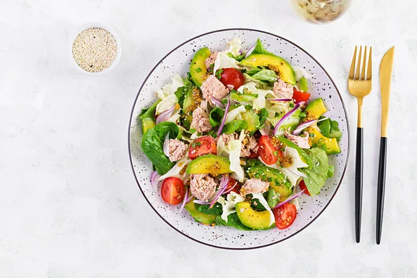 Ensalada Atún Con Lechuga Tomates Cherry Aguacate Cebolla Roja Comida —  Fotos de Stock