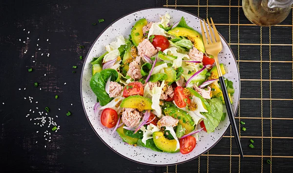 Ensalada Atún Con Lechuga Tomates Cherry Aguacate Cebolla Roja Comida —  Fotos de Stock