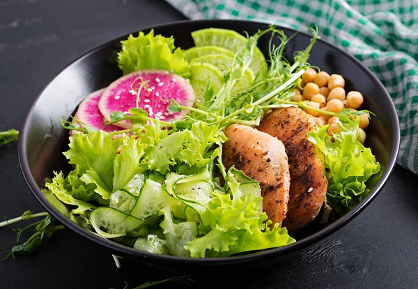 Trendy Salat Buddha Schüssel Mit Hühnerfilet Kichererbsen Gurken Rettich Frischem — Stockfoto