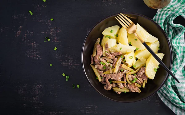 Stew Beef Kjøttstykker Stuet Med Syltet Agurk Russisk Stil Biff – stockfoto