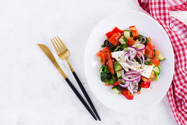 Ensalada Moda Ensalada Griega Con Verduras Frescas Queso Feta Aceitunas —  Fotos de Stock