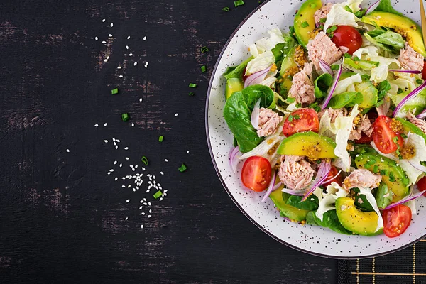 Salada Atum Com Alface Tomate Cereja Abacate Cebola Vermelha Comida — Fotografia de Stock