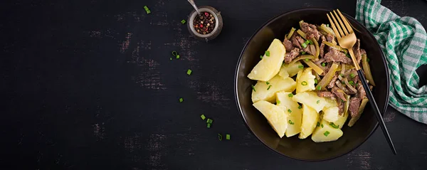 Carne Vaca Guisada Pedaços Carne Cozida Com Pepino Conserva Estilo — Fotografia de Stock